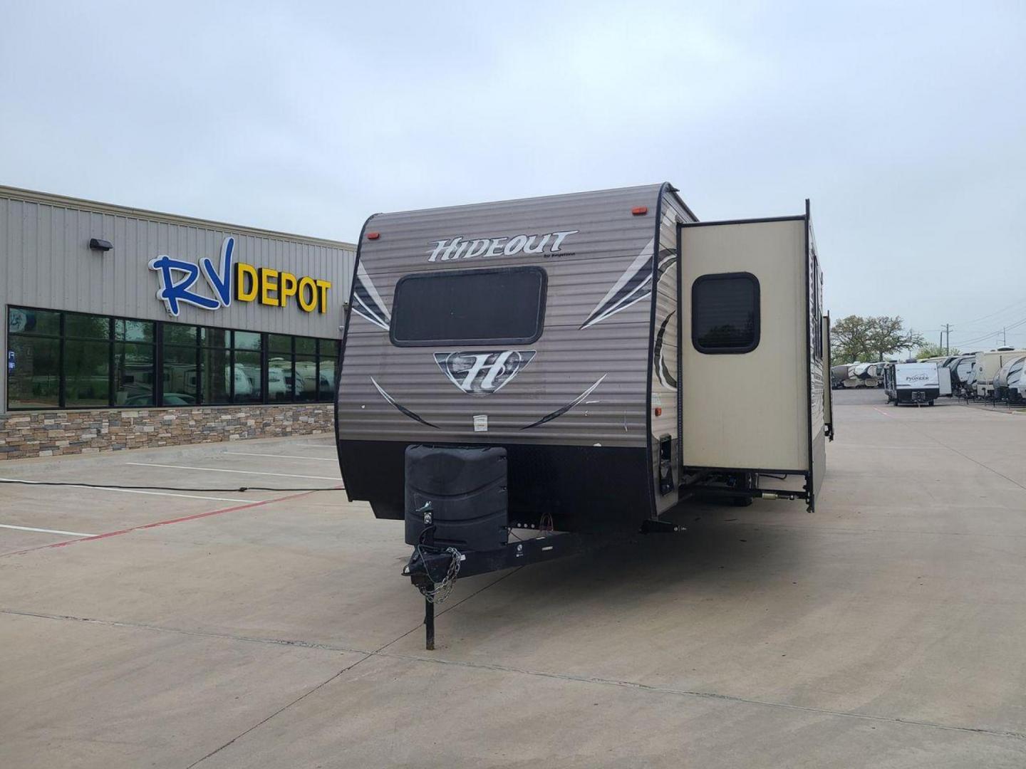 2018 GRAY KEYSTONE RV HIDEOUT 38FKTS (4YDT38F25J7) , Length: 39.92 ft. | Dry Weight: 9,228 lbs. | Gross Weight: 11,000 lbs. | Slides: 3 transmission, located at 4319 N Main St, Cleburne, TX, 76033, (817) 678-5133, 32.385960, -97.391212 - This 2018 Keystone Hideout 38FKTS travel trailer features a spacious interior with triple slide outs, a front kitchen, and two bedrooms. The dimensions of this unit are 39.11 ft in length, 8 ft in width, 11.4 ft in exterior height, and 6.9 ft in interior height. It has a dry weight of 9,228 lbs, a c - Photo#0